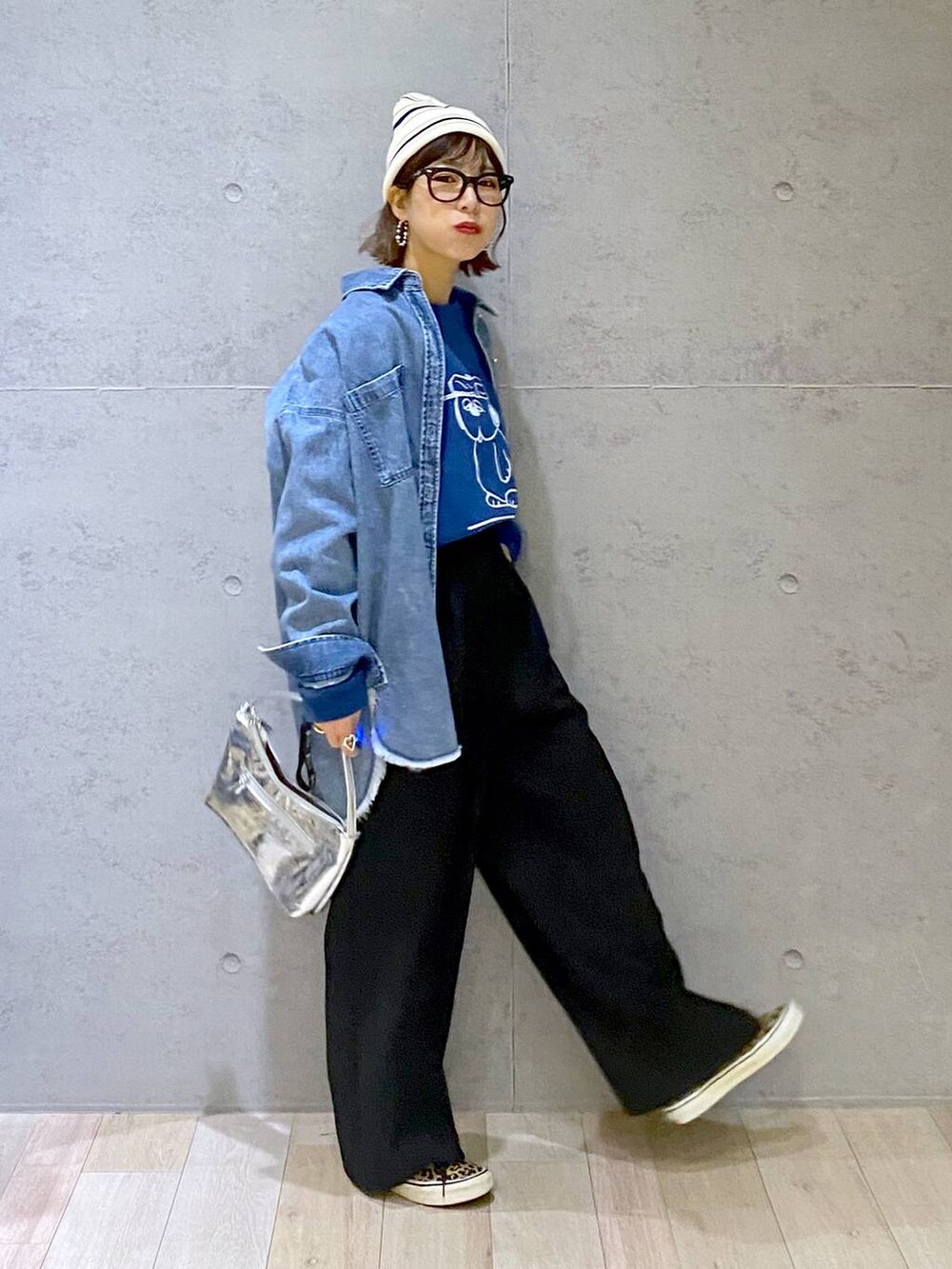 ブルー系のTシャツ/カットソー、ブルー系のシャツ/ブラウス、ブラック系のスラックスを着用したレディースの冬コーディネートの6枚目の写真