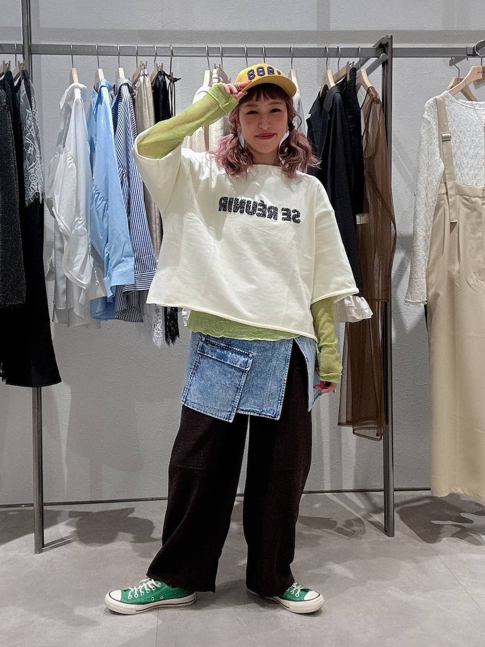 ブラウン系のその他パンツ、イエロー系のTシャツ/カットソー、ホワイト系のTシャツ/カットソーを着用したレディースの春コーディネートの2枚目の写真