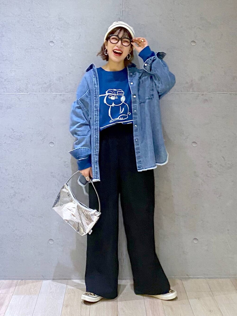 ブルー系のTシャツ/カットソー、ブルー系のシャツ/ブラウス、ブラック系のスラックスを着用したレディースの冬コーディネートの2枚目の写真