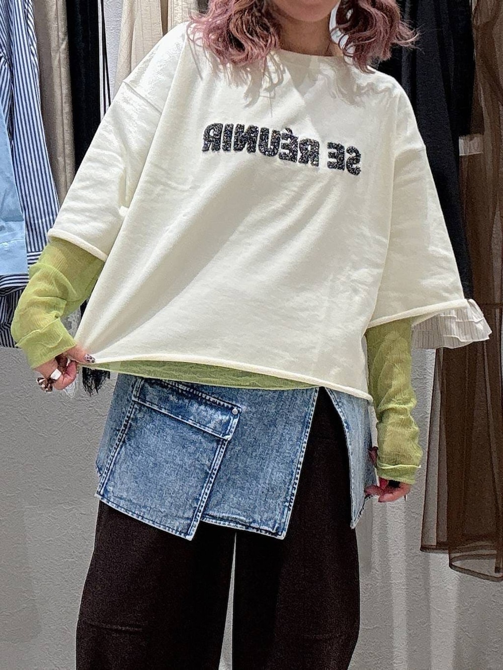 ブラウン系のその他パンツ、イエロー系のTシャツ/カットソー、ホワイト系のTシャツ/カットソーを着用したレディースの春コーディネートの4枚目の写真