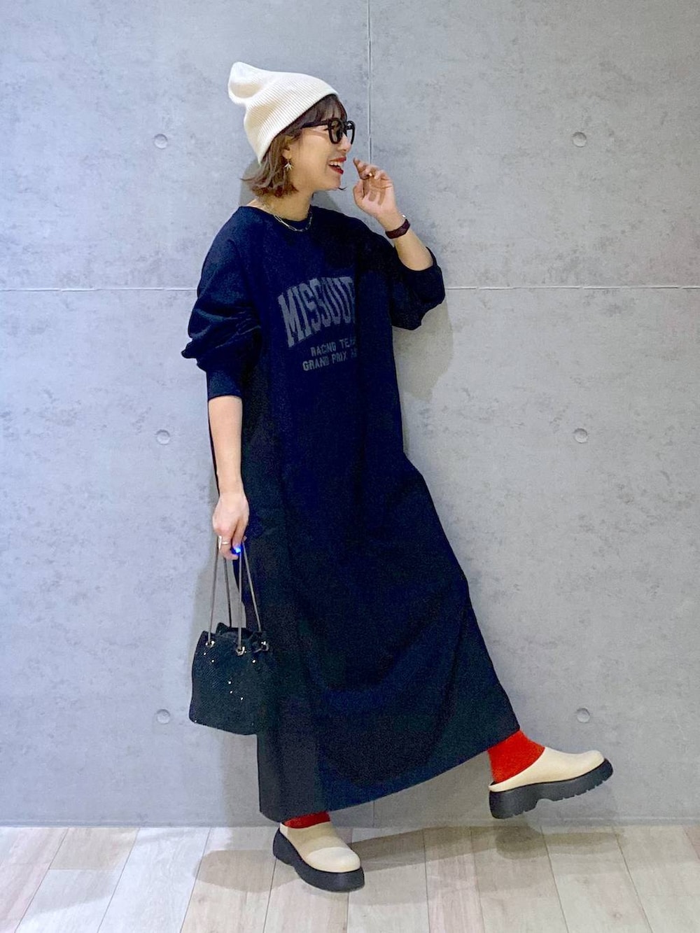 ブラック系のショルダーバッグ、ホワイト系のその他シューズ、ブラック系のワンピースを着用したレディースの春コーディネートの4枚目の写真