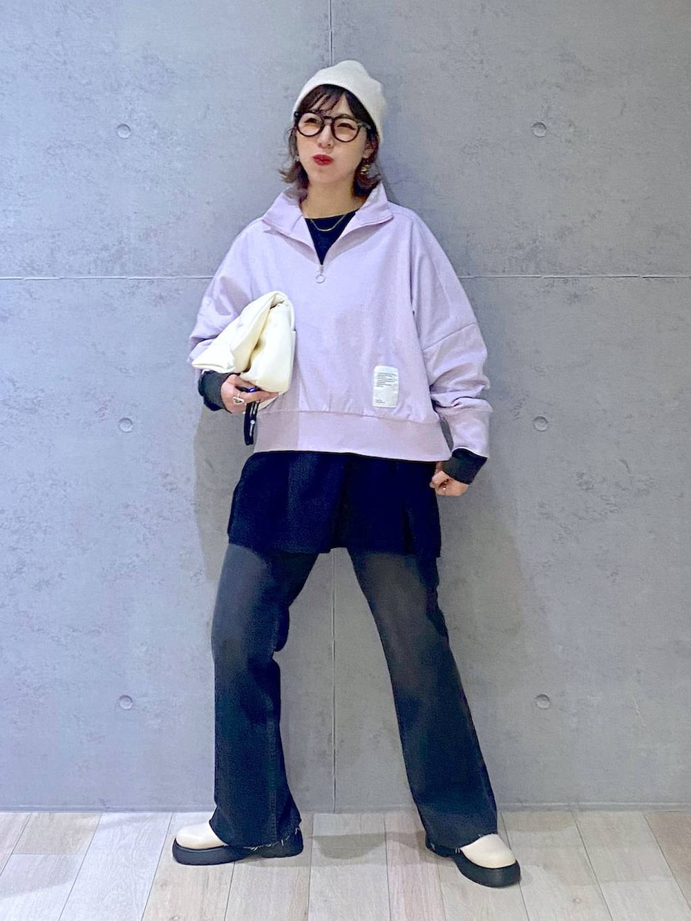 ホワイト系のショルダーバッグ、グレー系のTシャツ/カットソー、グレー系のデニムパンツを着用したレディースの春コーディネートの3枚目の写真