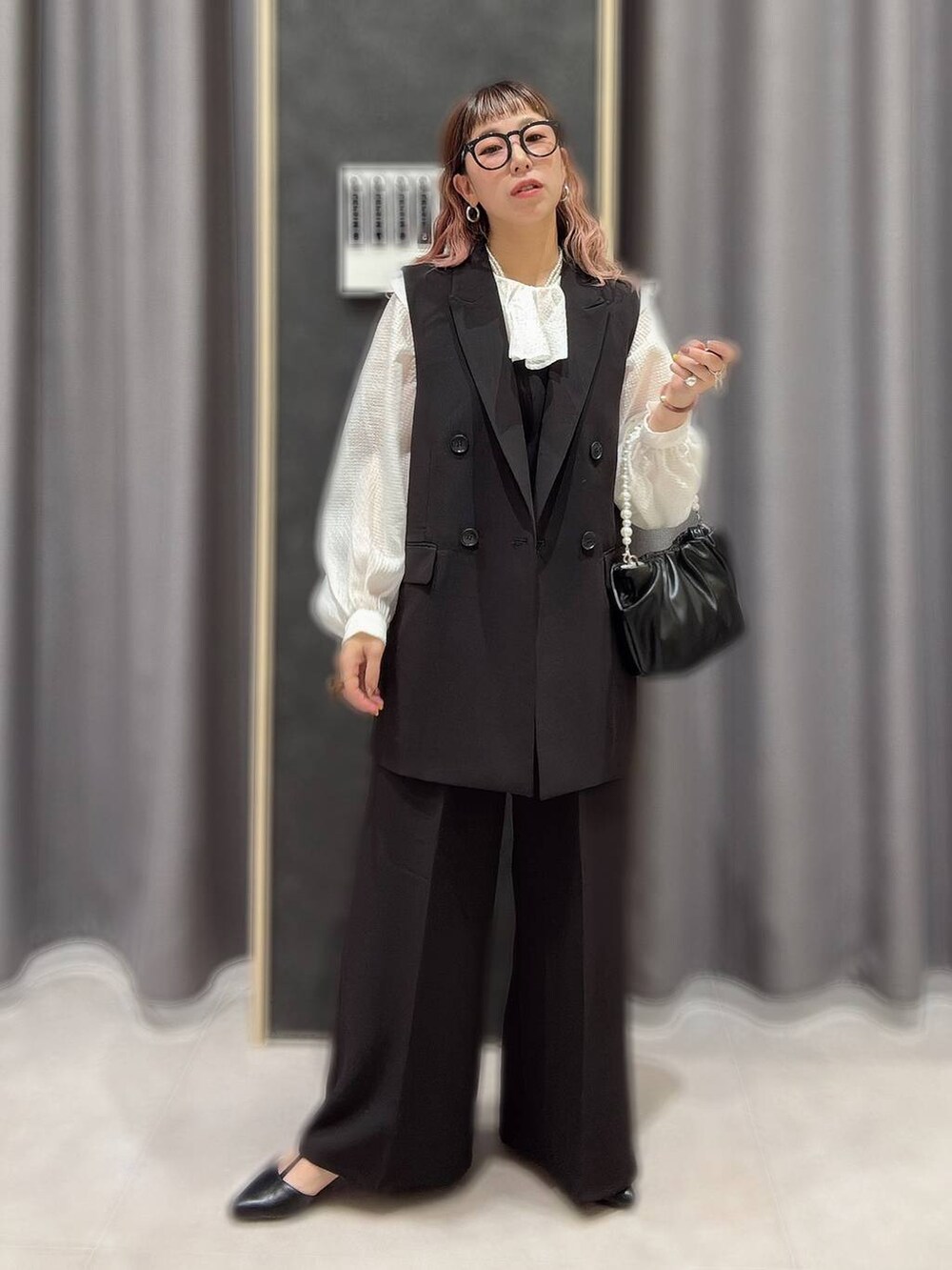 ブラック系のサロペット/オーバーオール、ブラック系のその他アウター、ホワイト系のシャツ/ブラウスを着用したレディースの冬コーディネートの4枚目の写真