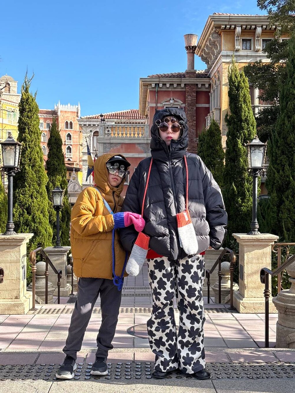 ホワイト系のその他パンツ、ピンク系の手袋、グレー系の手袋を着用したレディースの冬コーディネートの3枚目の写真