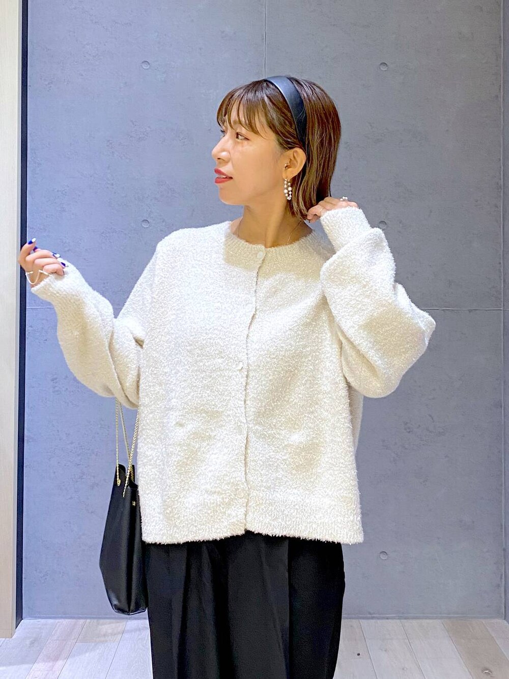 ブラック系のその他パンツ、ブラック系のショルダーバッグ、ホワイト系のパンプスを着用したレディースの秋コーディネートの6枚目の写真
