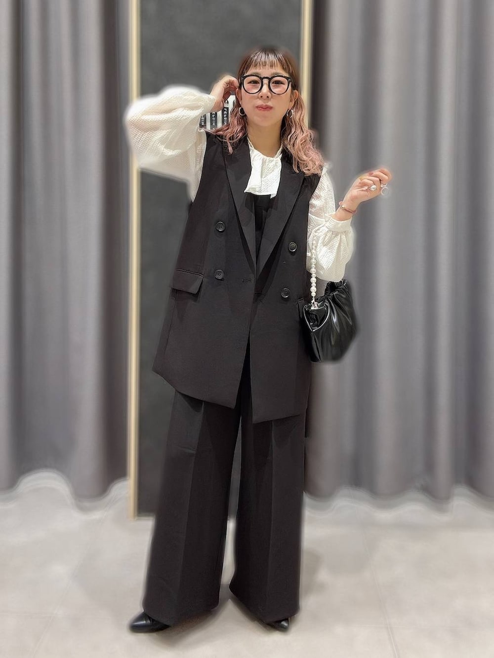 ブラック系のサロペット/オーバーオール、ブラック系のその他アウター、ホワイト系のシャツ/ブラウスを着用したレディースの冬コーディネートの3枚目の写真