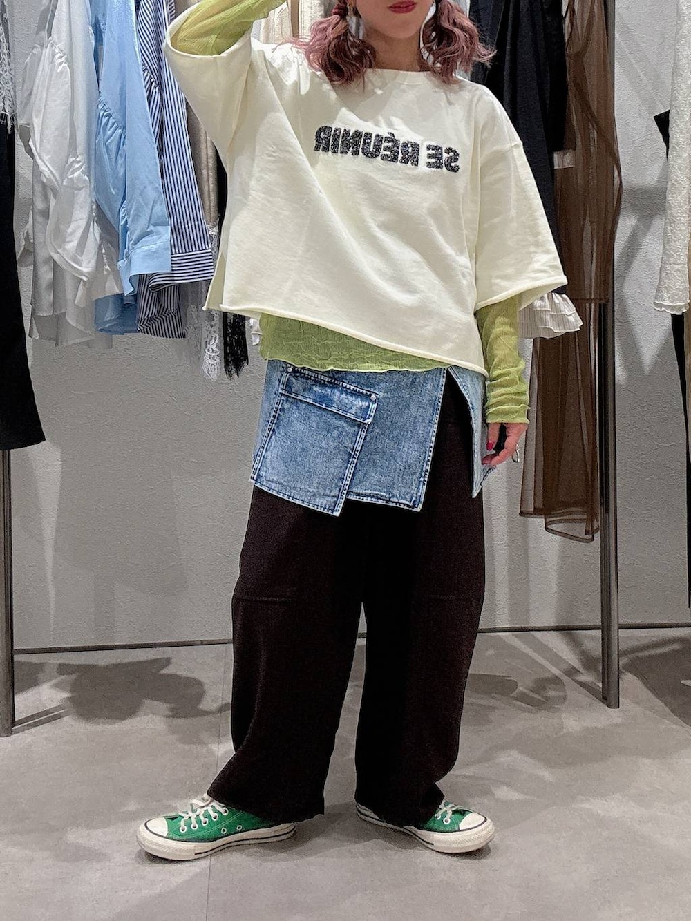 ブラウン系のその他パンツ、イエロー系のTシャツ/カットソー、ホワイト系のTシャツ/カットソーを着用したレディースの春コーディネートの3枚目の写真
