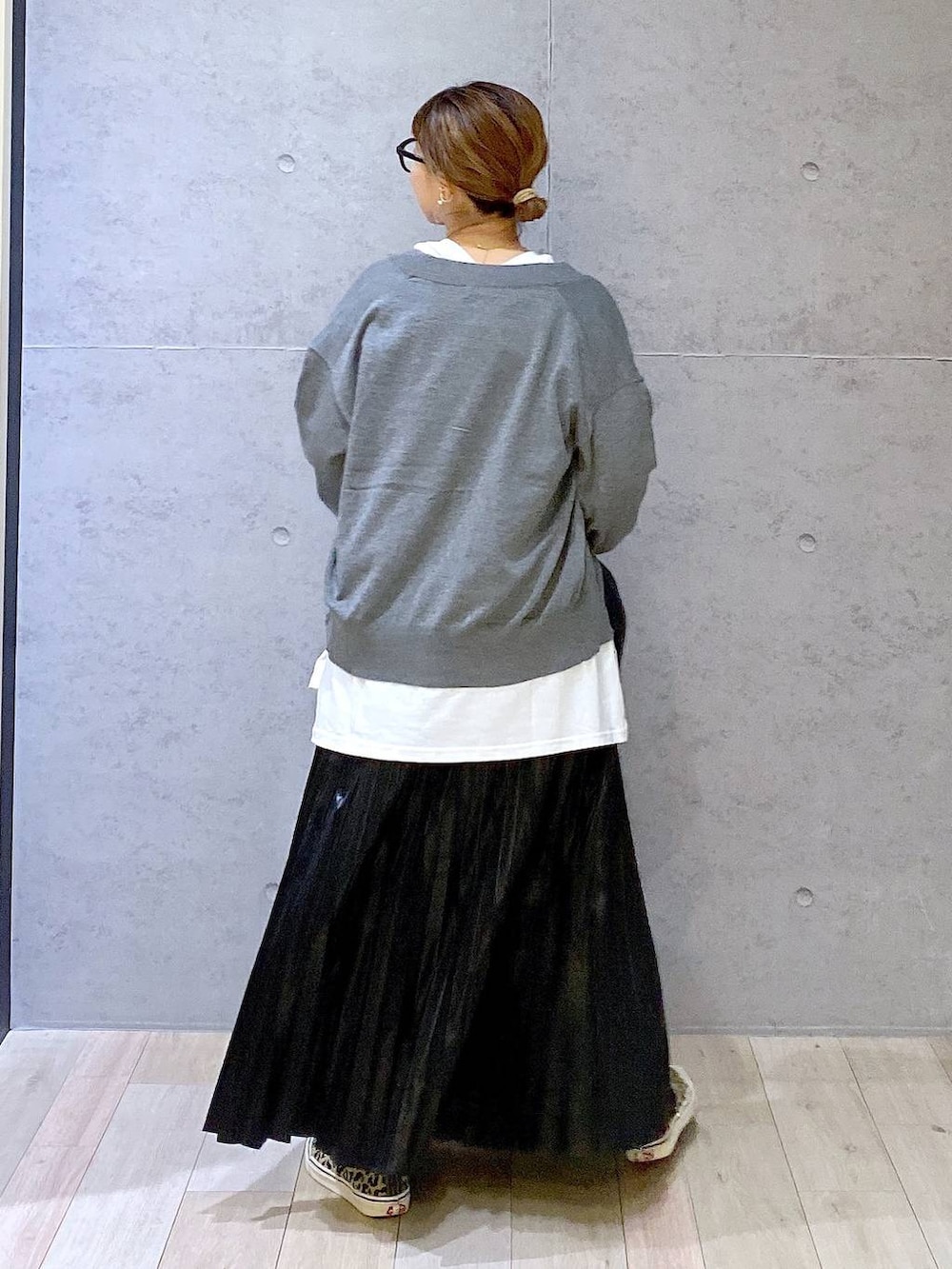 グレー系のカーディガン/ボレロ、ブラック系のスカート、ホワイト系のマタニティウェア/グッズを着用したレディースの秋コーディネートの3枚目の写真