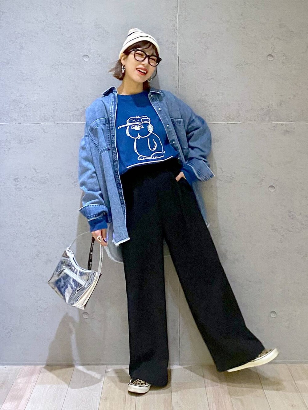 ブルー系のTシャツ/カットソー、ブルー系のシャツ/ブラウス、ブラック系のスラックスを着用したレディースの冬コーディネートの4枚目の写真