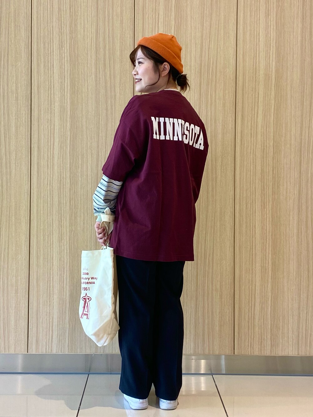 ベージュ系のTシャツ/カットソー、ベージュ系のトートバッグ、ブラウン系のTシャツ/カットソーを着用したレディースの春コーディネートの3枚目の写真