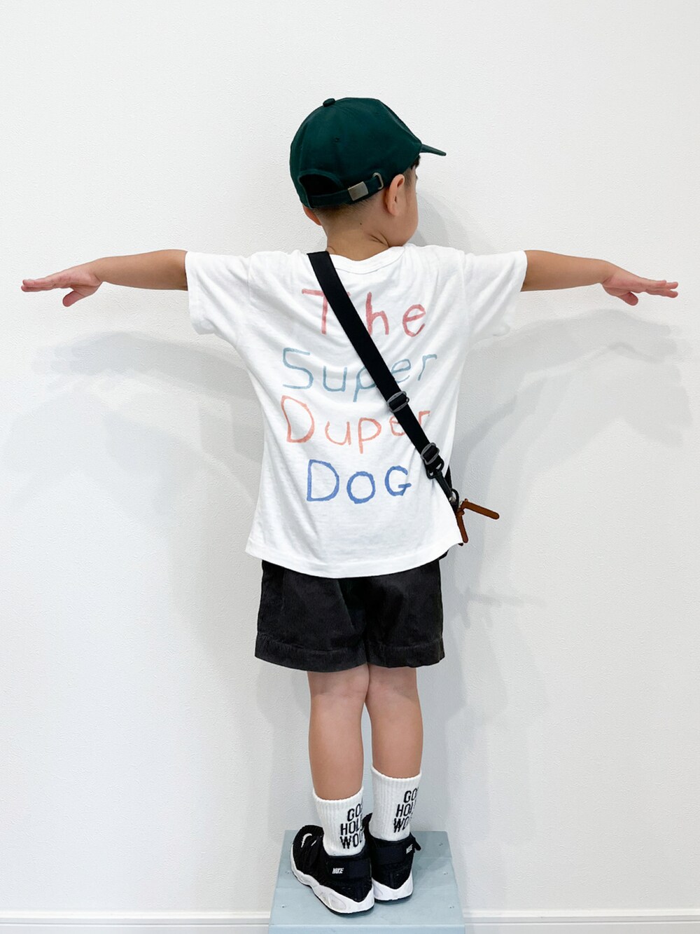 ホワイト系のTシャツ/カットソー、グレー系のその他パンツ、ブラック系のスニーカーを着用したキッズの夏コーディネートの2枚目の写真