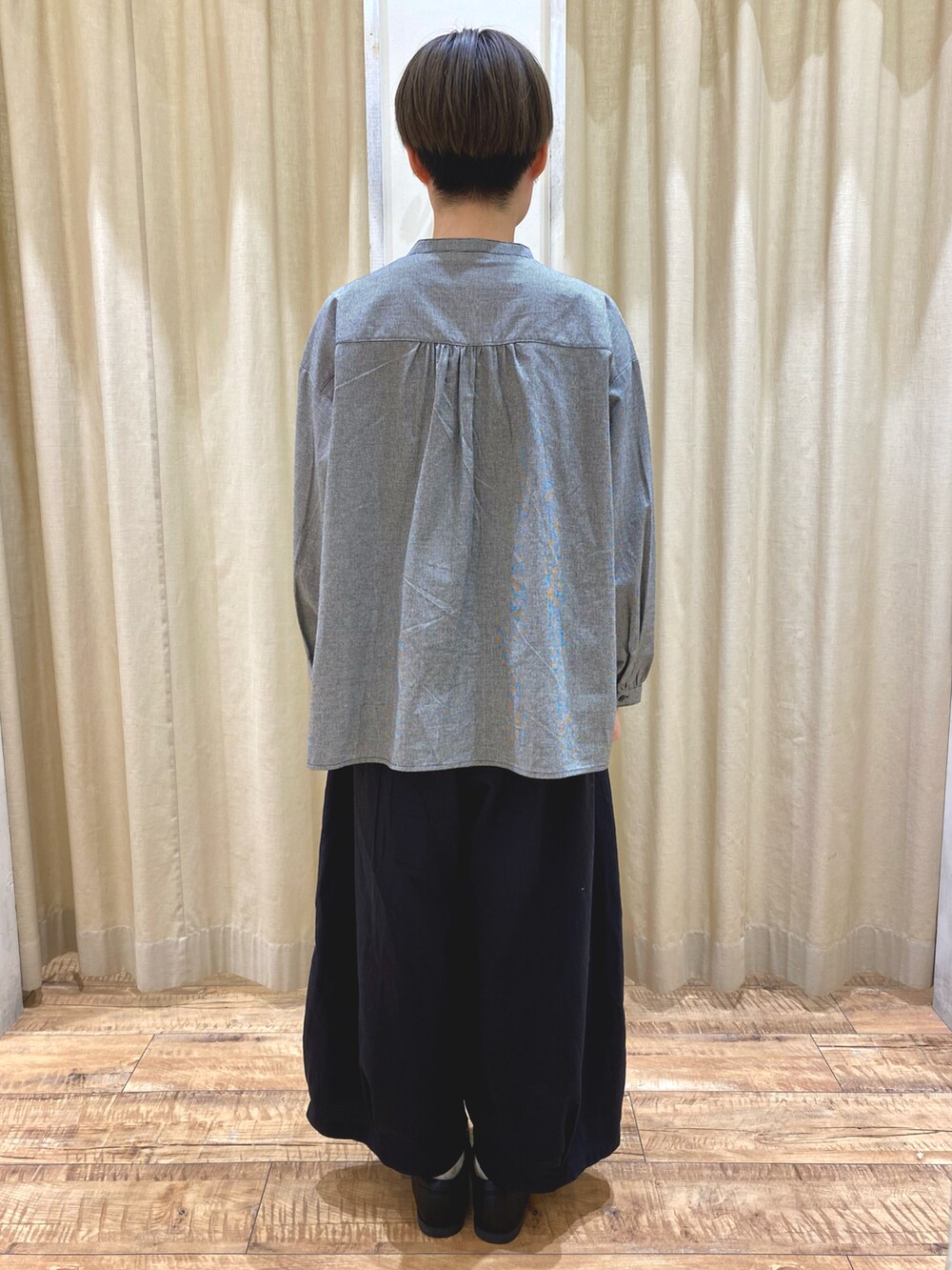 ブラック系のその他シューズ、ブラック系のパンツ、ブラック系のシャツ/ブラウスを着用したレディースの秋コーディネートの3枚目の写真