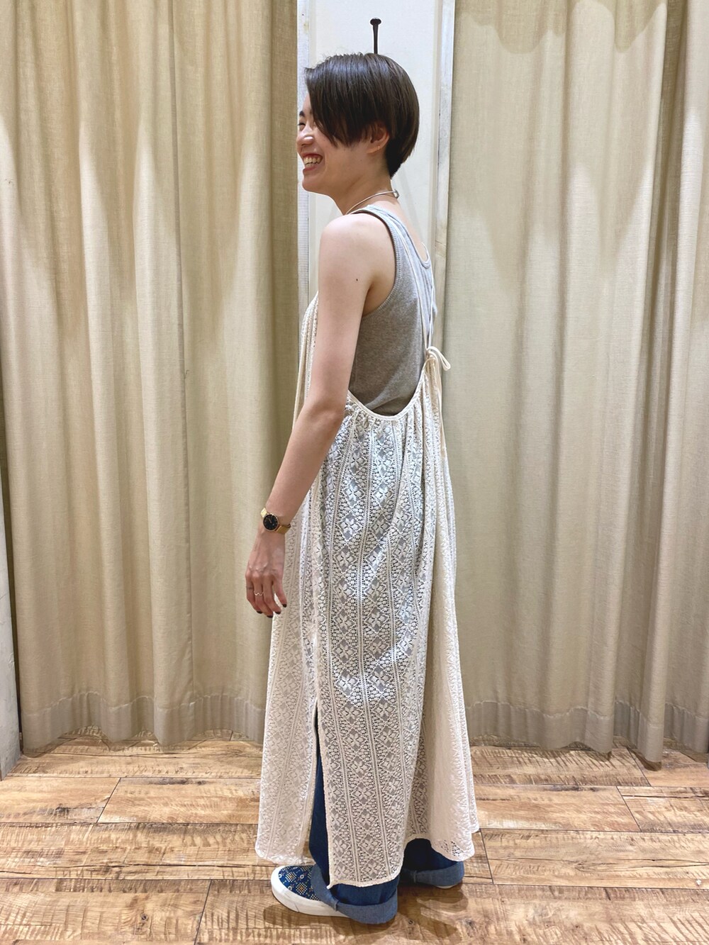 ホワイト系のワンピース、グリーン系のシャツ/ブラウス、ブルー系のその他パンツを着用したレディースの秋コーディネートの5枚目の写真