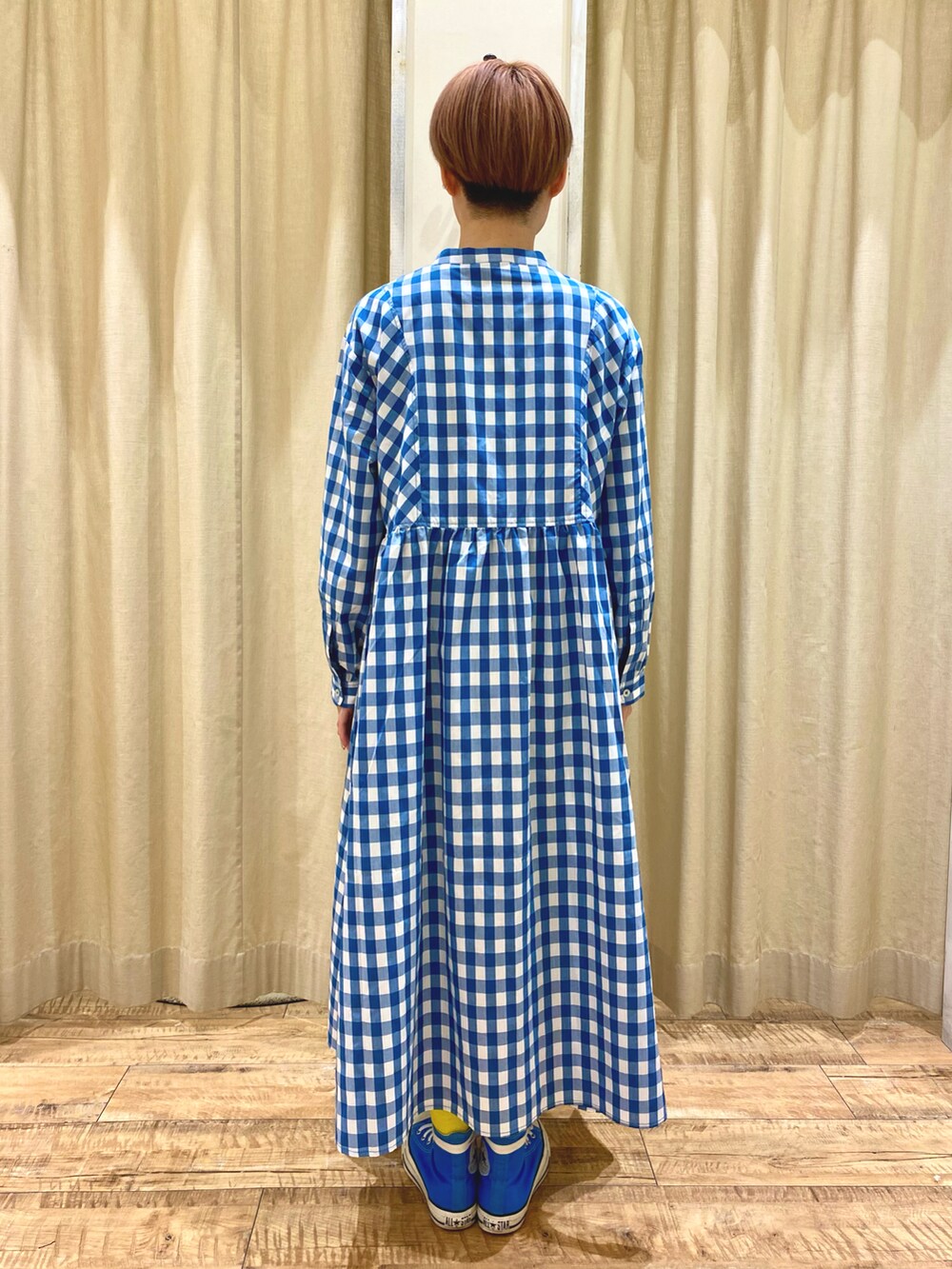 ブルー系のワンピースを着用したレディースの春コーディネートの3枚目の写真