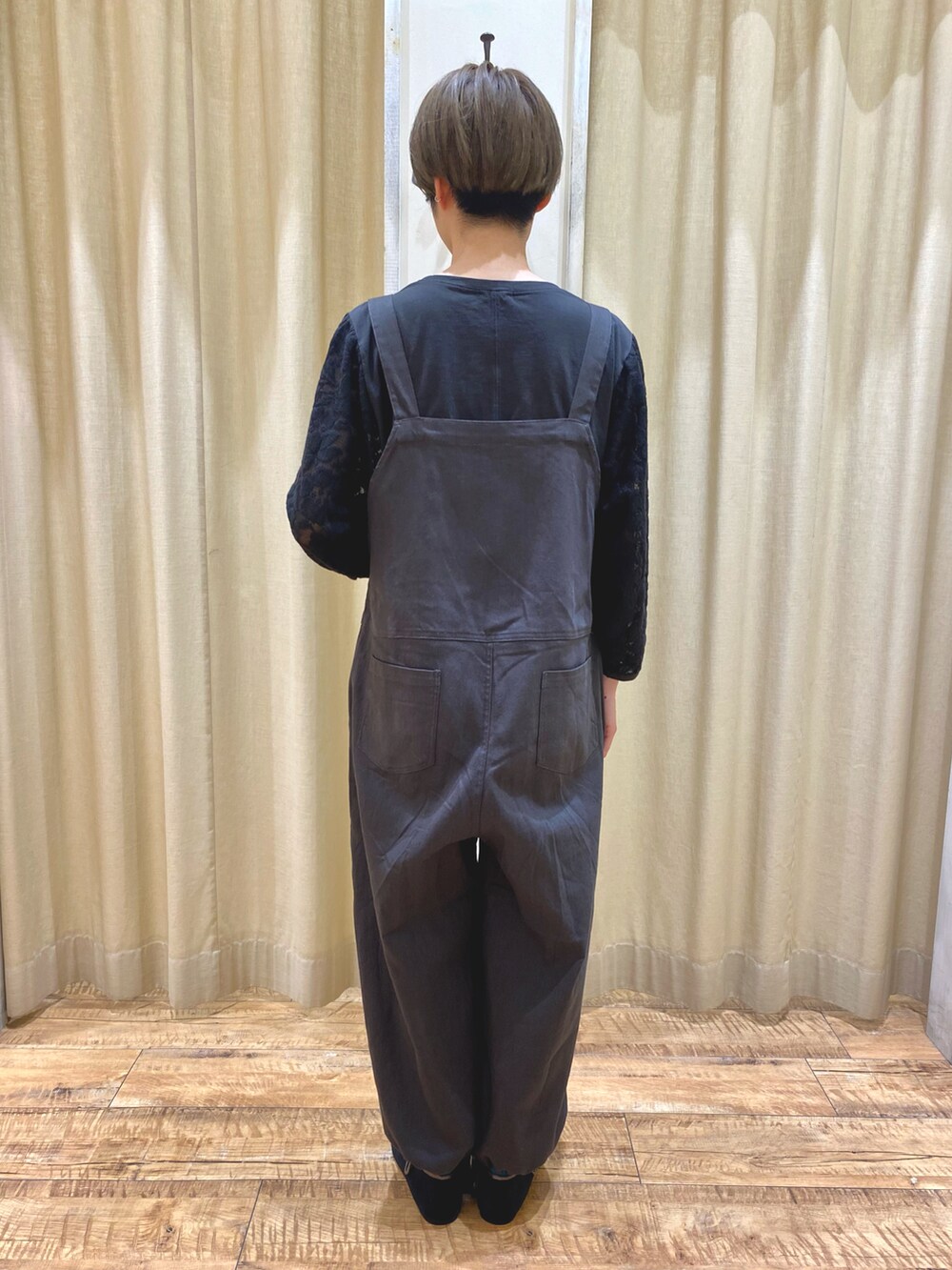 グレー系のその他パンツ、グレー系のTシャツ/カットソー、グリーン系のハンドバッグを着用したレディースの秋コーディネートの3枚目の写真