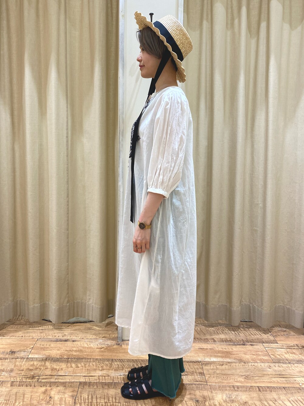 ホワイト系のワンピース、グリーン系のその他パンツ、ブラック系のサンダルを着用したレディースの春コーディネートの2枚目の写真