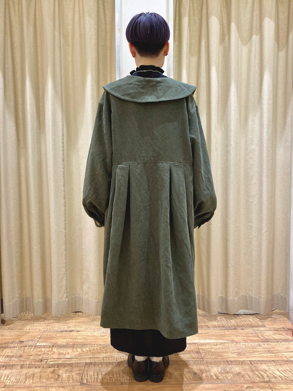 グリーン系のその他アウター、ブラック系のワンピース、ブラック系のニット/セーターを着用したレディースの秋コーディネートの3枚目の写真