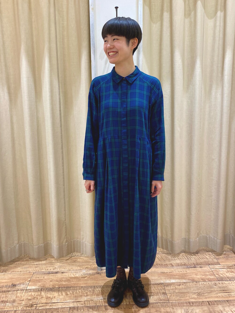 ホワイト系のベスト、グリーン系のワンピース/ドレスを着用したレディースの秋コーディネートの4枚目の写真