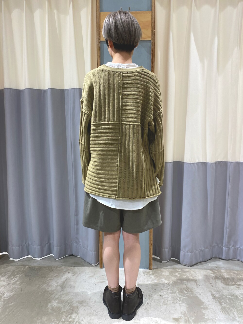 ベージュ系のニット/セーター、ホワイト系のシャツ/ブラウス、グリーン系のその他パンツを着用したレディースの秋コーディネートの3枚目の写真