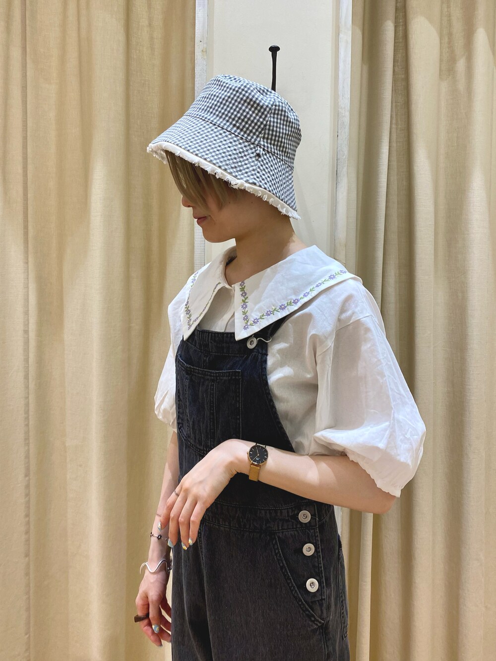 ブラック系のサロペット/オーバーオール、ホワイト系のシャツ/ブラウス、グレー系のその他シューズを着用したレディースの春コーディネートの4枚目の写真