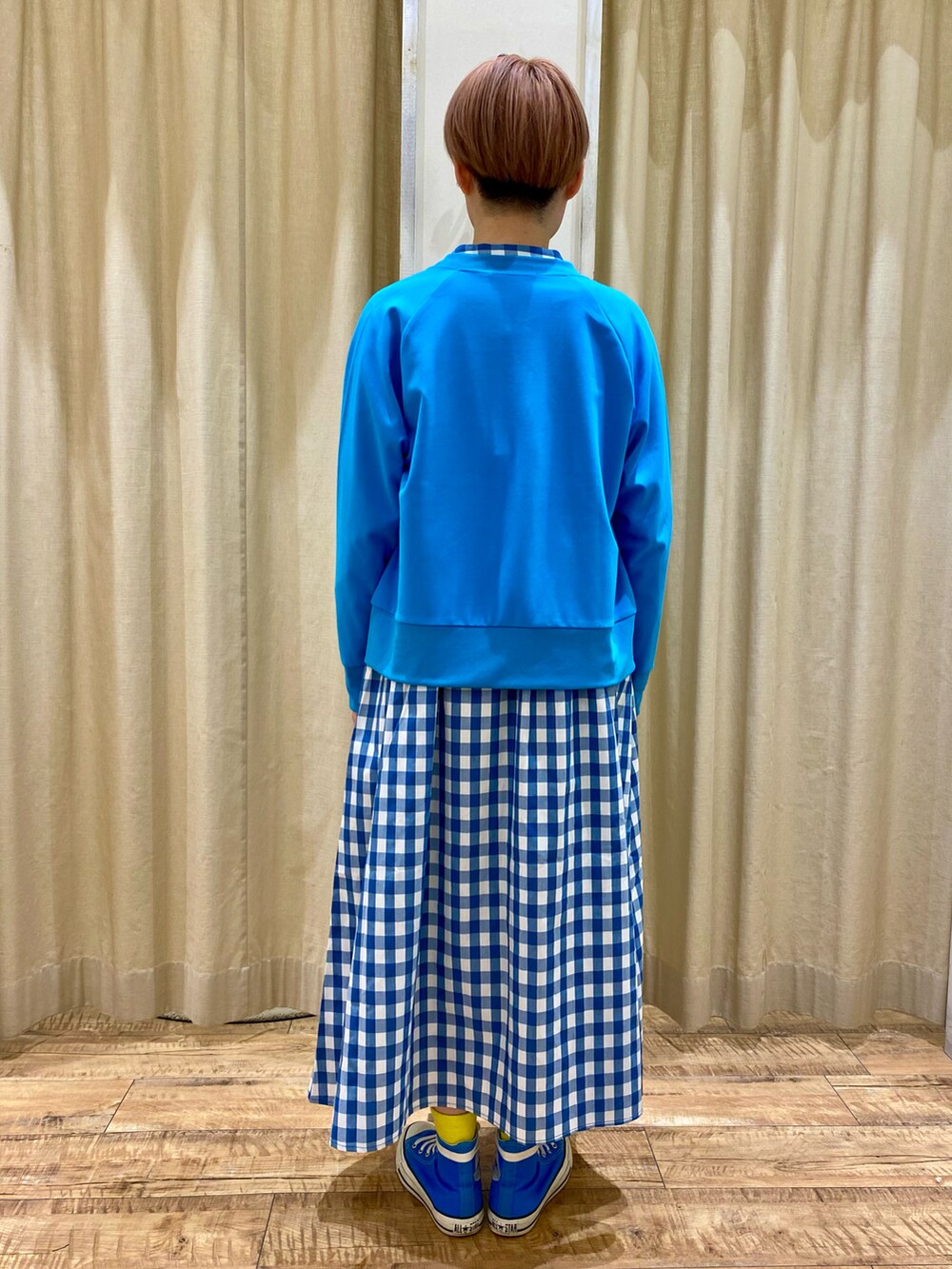 ブルー系のワンピース、ブルー系のカーディガン/ボレロを着用したレディースの春コーディネートの2枚目の写真