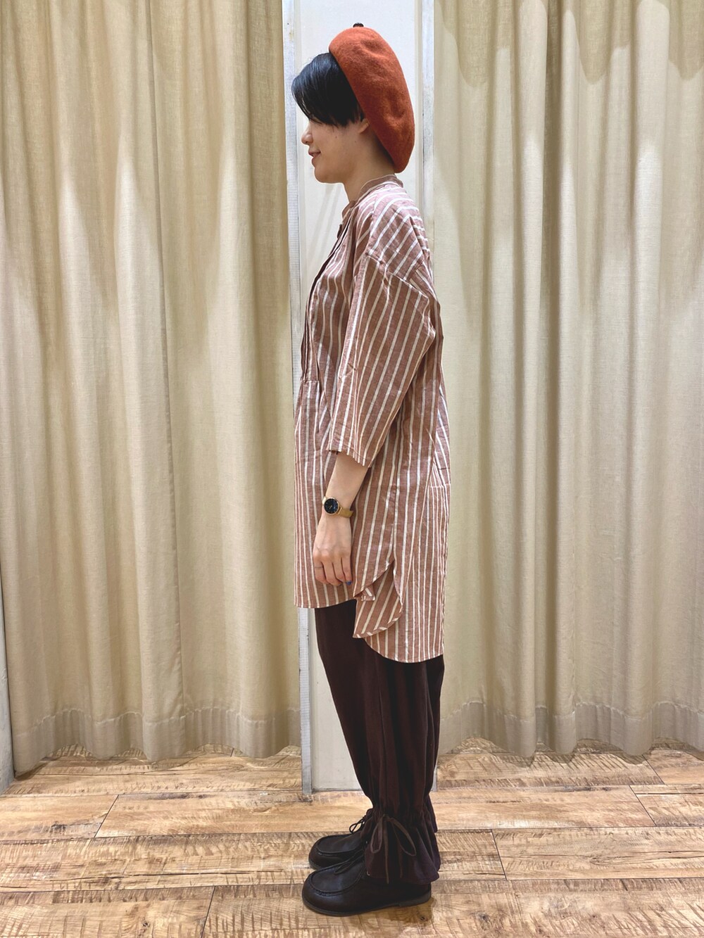 ブラウン系のシャツ/ブラウス、ブラウン系のその他パンツ、ブラウン系のその他シューズを着用したレディースの夏コーディネートの2枚目の写真