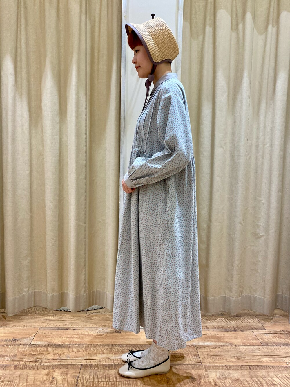 グリーン系のワンピース/ドレス、ベージュ系のドレスシューズ、ブラウン系のハットを着用したレディースの冬コーディネートの2枚目の写真