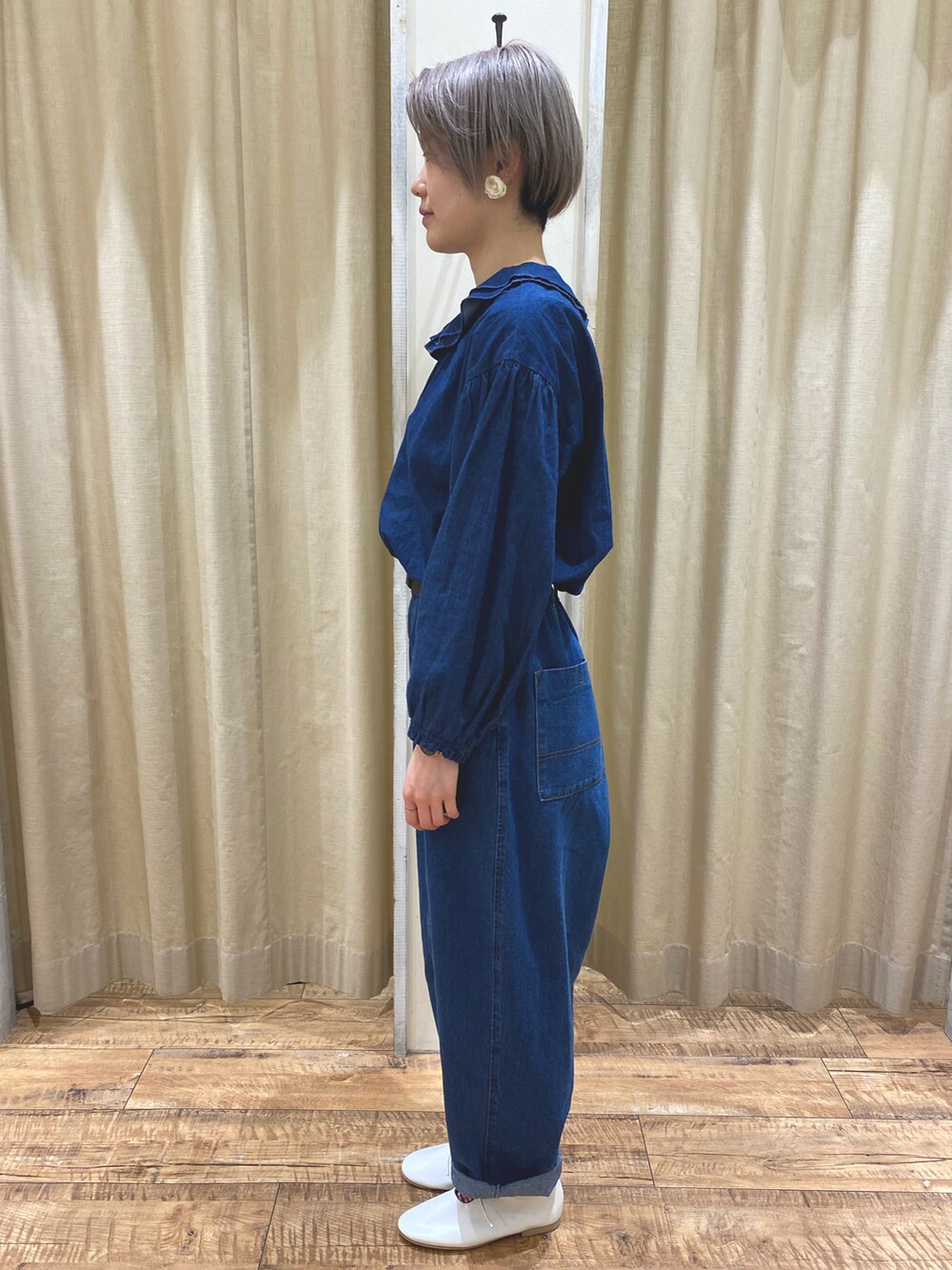 ブルー系のシャツ/ブラウス、ブルー系のデニムパンツ、ホワイト系のその他シューズを着用したレディースの春コーディネートの2枚目の写真