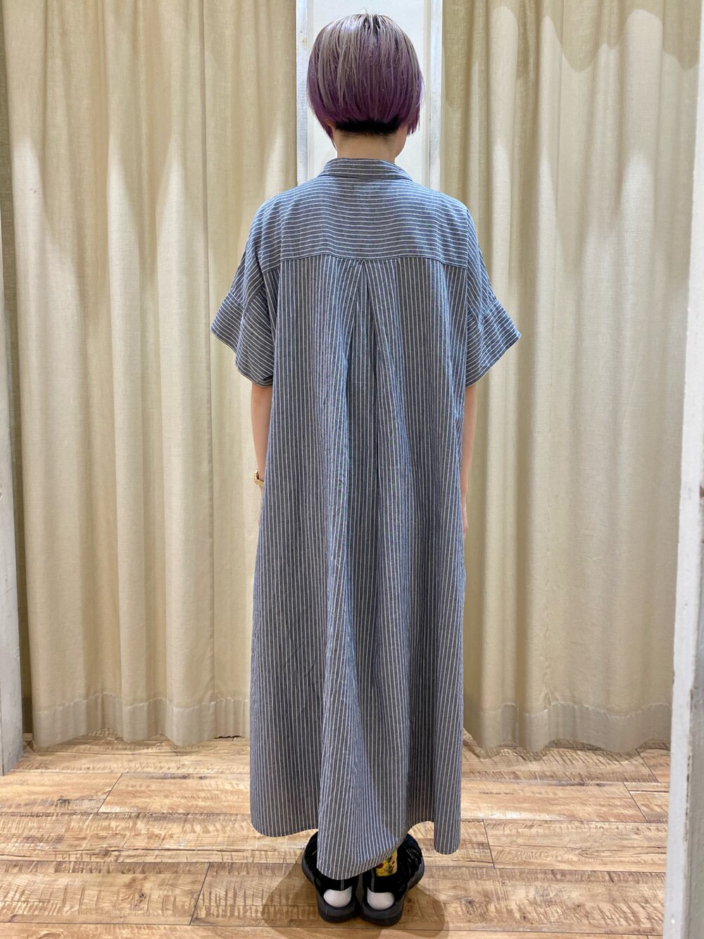 グレー系のシャツワンピース、ブラック系のサンダルを着用したレディースの夏コーディネートの3枚目の写真