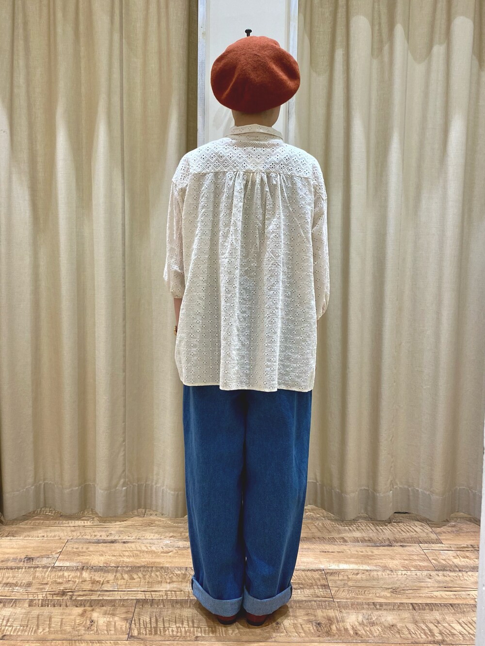 ホワイト系のシャツ/ブラウス、ブルー系のその他パンツ、レッド系のショルダーバッグを着用したレディースの夏コーディネートの3枚目の写真