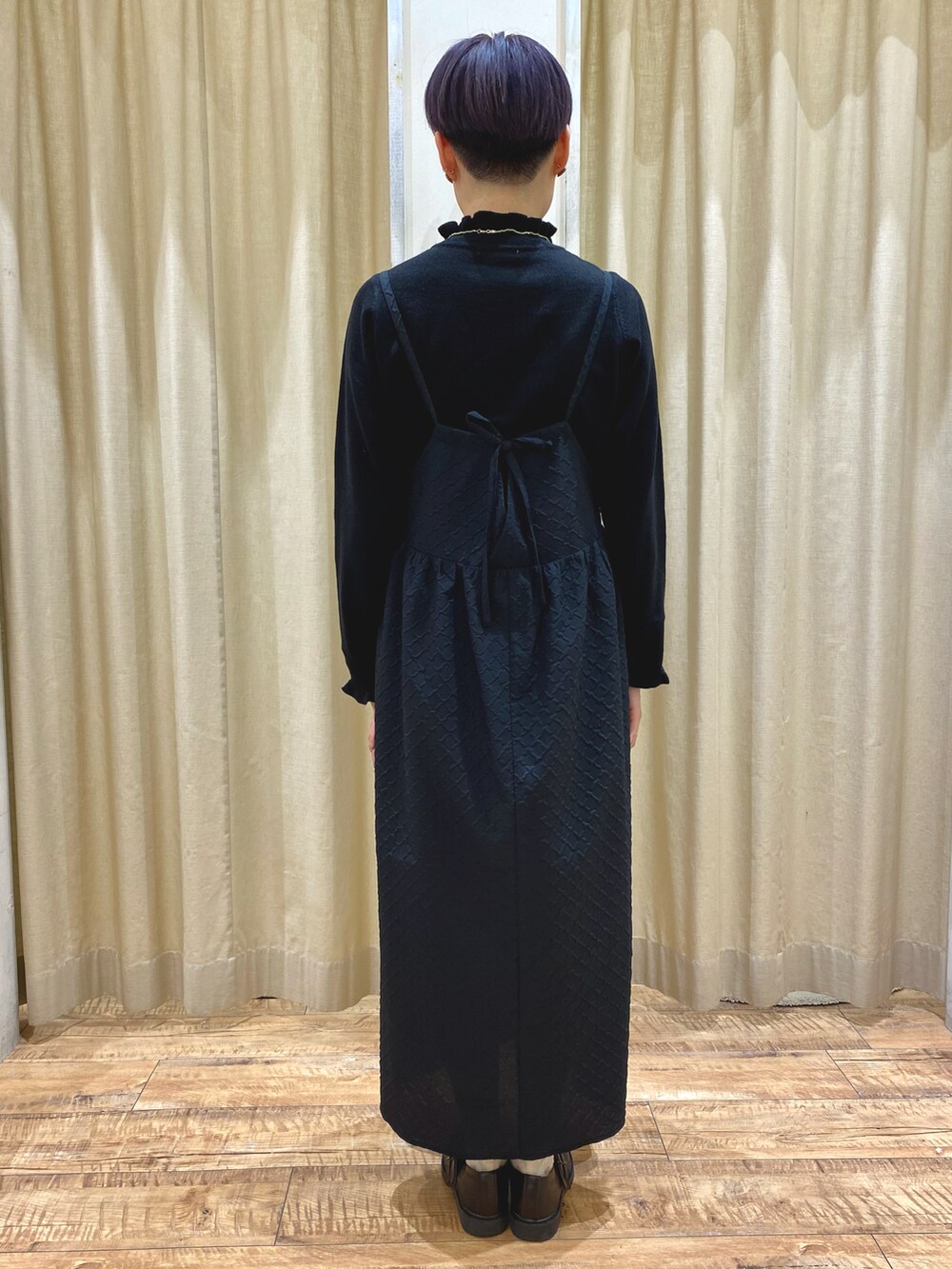 グリーン系のその他アウター、ブラック系のワンピース、ブラック系のニット/セーターを着用したレディースの秋コーディネートの5枚目の写真