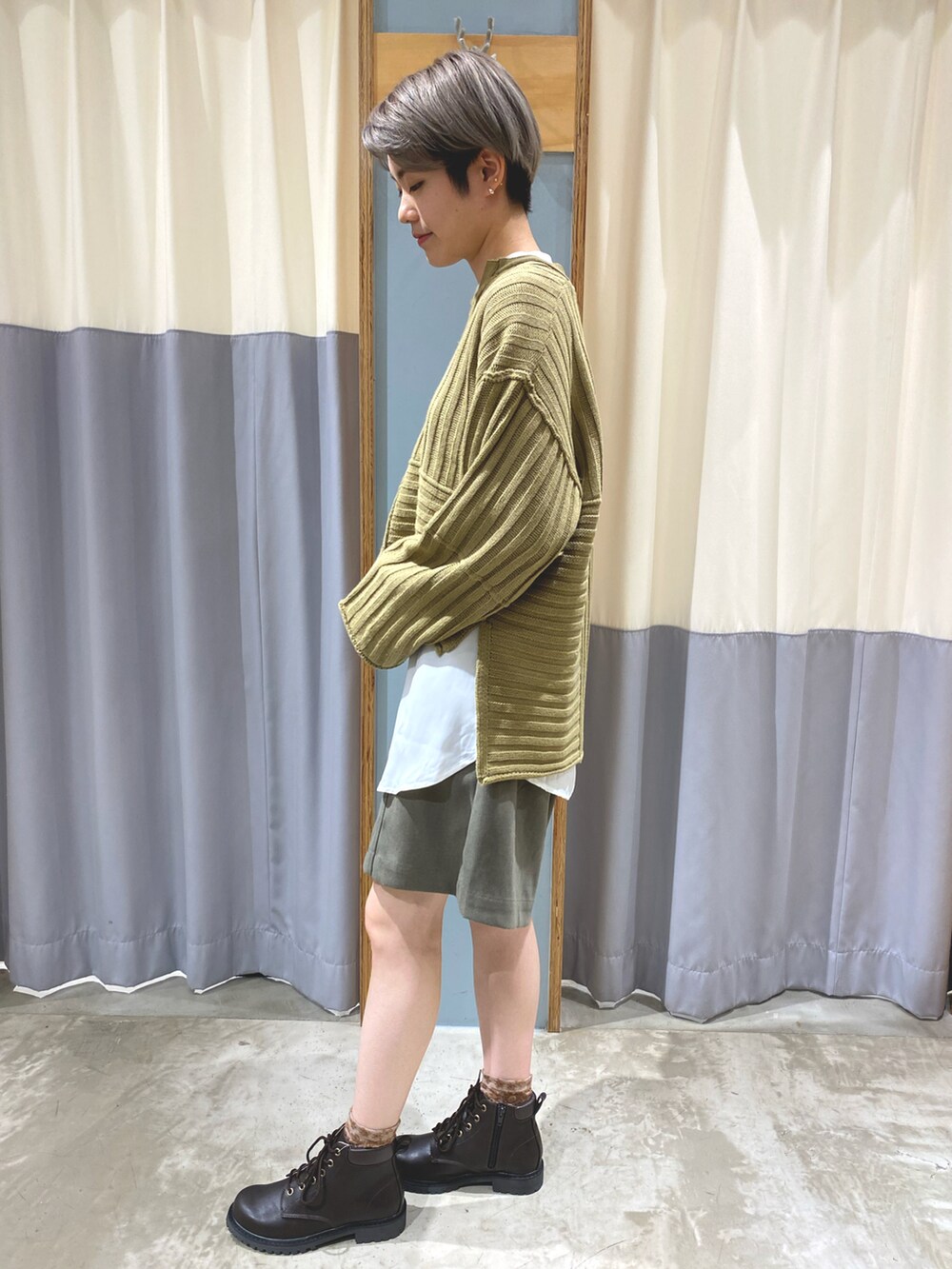 ベージュ系のニット/セーター、ホワイト系のシャツ/ブラウス、グリーン系のその他パンツを着用したレディースの秋コーディネートの2枚目の写真