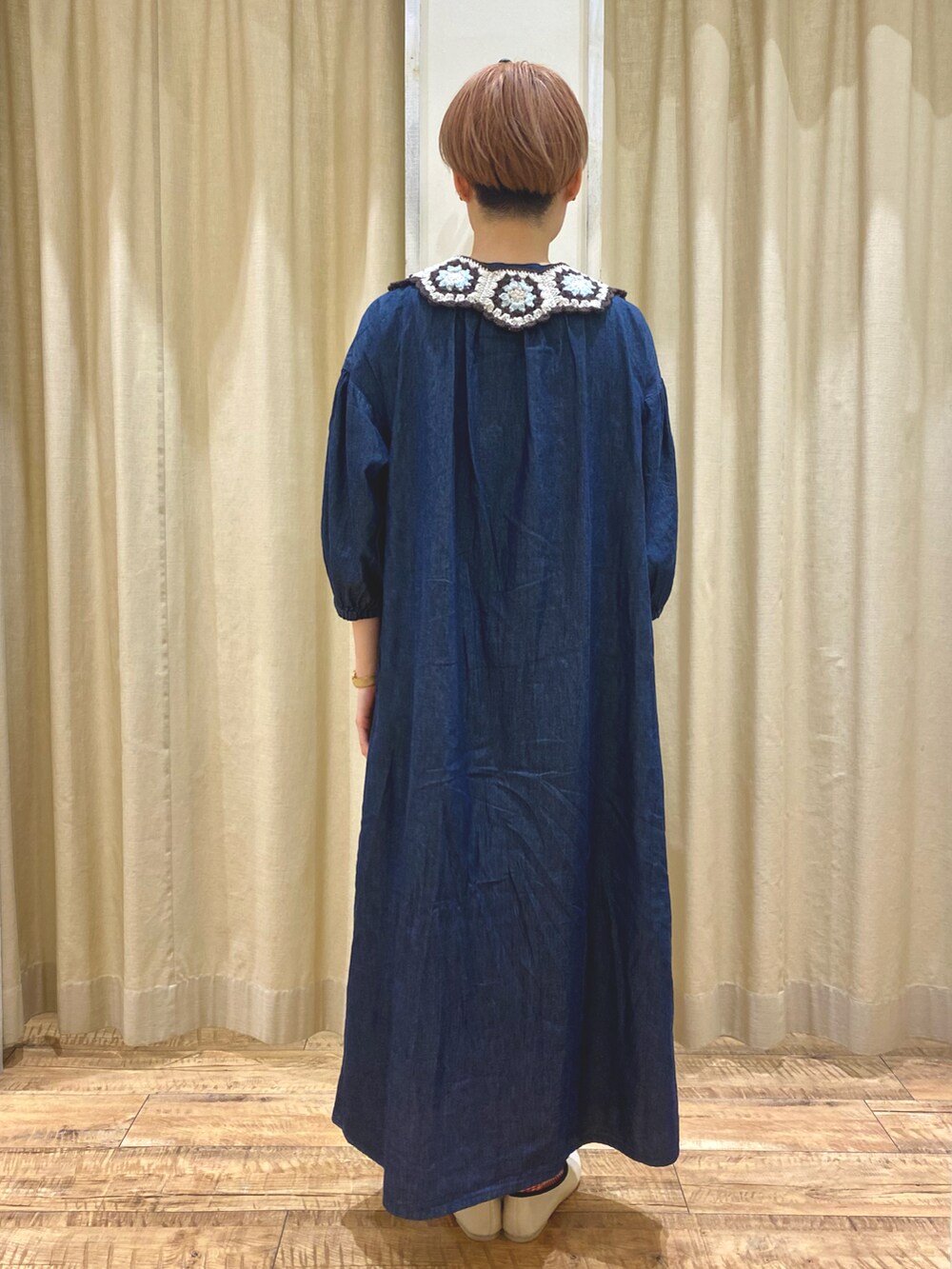 ブルー系のワンピース/ドレス、ホワイト系のハンドバッグ、ベージュ系のドレスシューズを着用したレディースの春コーディネートの3枚目の写真