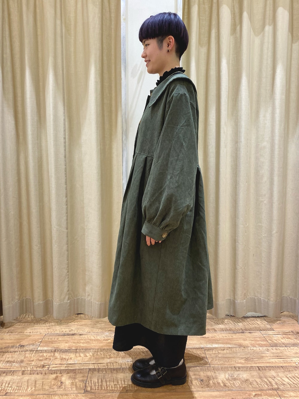 グリーン系のその他アウター、ブラック系のワンピース、ブラック系のニット/セーターを着用したレディースの秋コーディネートの2枚目の写真