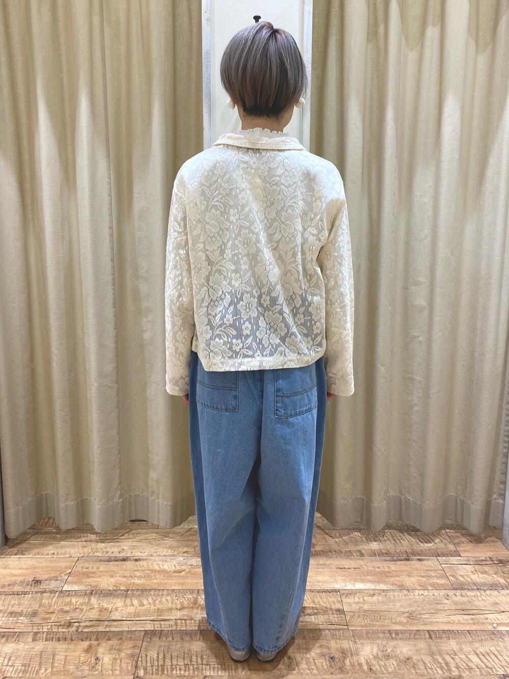 ホワイト系のTシャツ/カットソー、ブルー系のデニムパンツ、ホワイト系のトップスを着用したレディースの春コーディネートの3枚目の写真