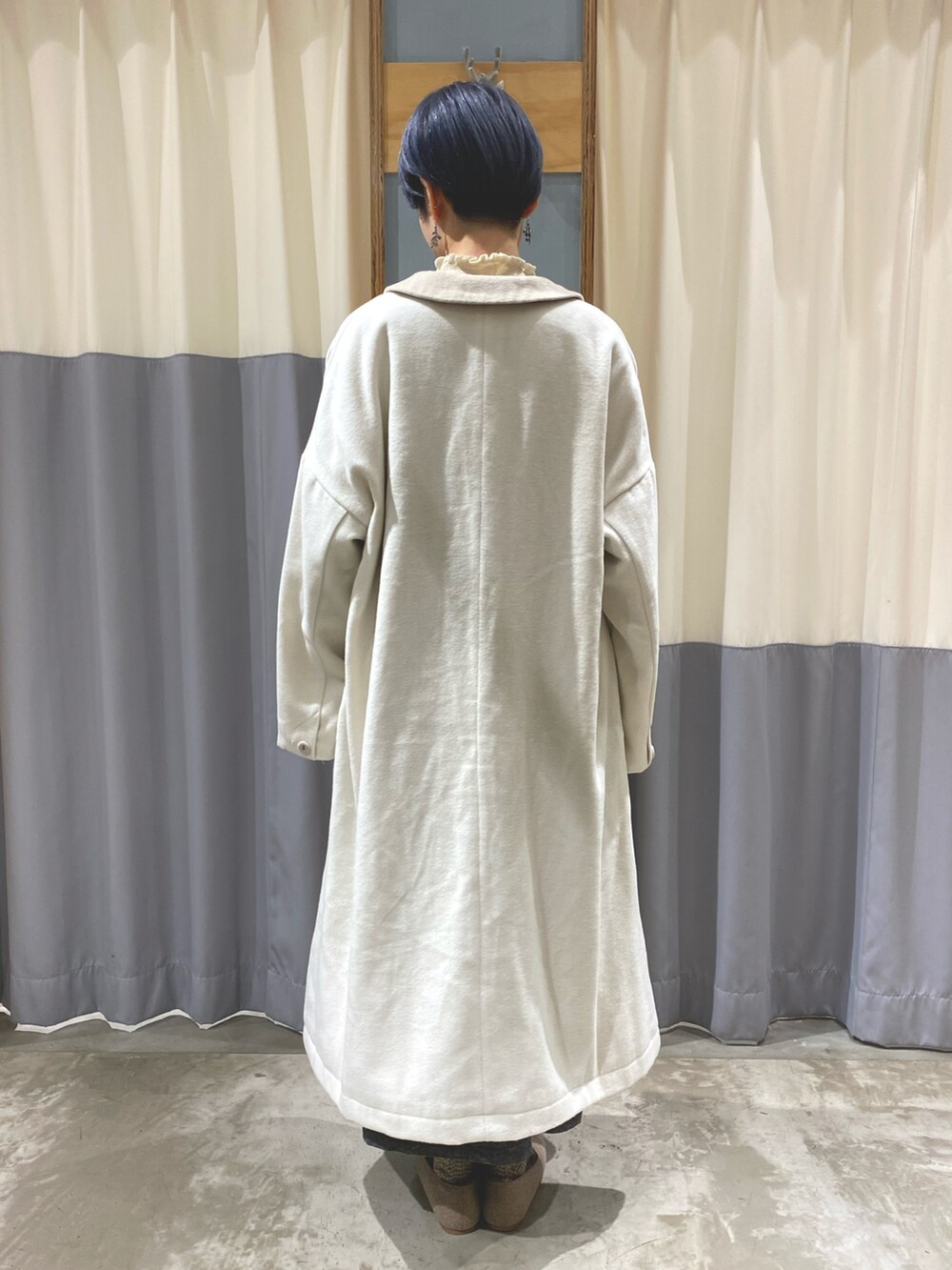 グレー系のジャンパースカート、ベージュ系のショルダーバッグ、ベージュ系のその他シューズを着用したレディースの秋コーディネートの3枚目の写真