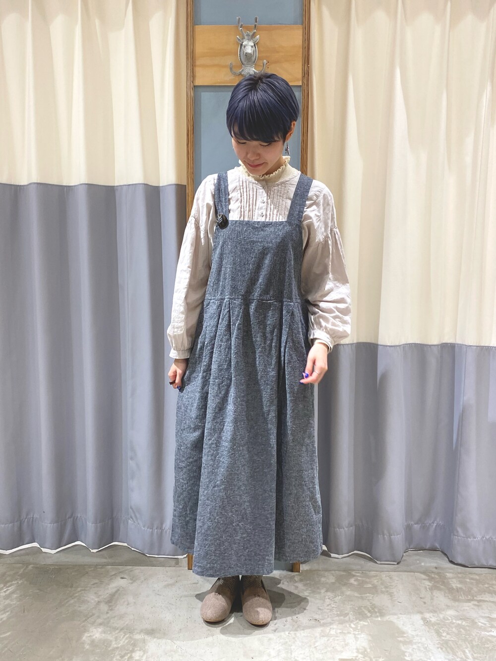 「大人カジュアル、冬コーデ、ジャンパースカート、ブラウス、ニット、ゆるコーデ、Samansa Mos2、SM2、ehka sopo、SM2 ehka sopo 三宮OPA、おしゃれさんと繋がりたい、刺繍」｜「Samansa Mos2のコットンリネン起毛ジャンパースカート（ジャンパースカート、グレー系）」を使った、Akiさん（レディース・160cm）の秋コーディネートの2枚目の写真