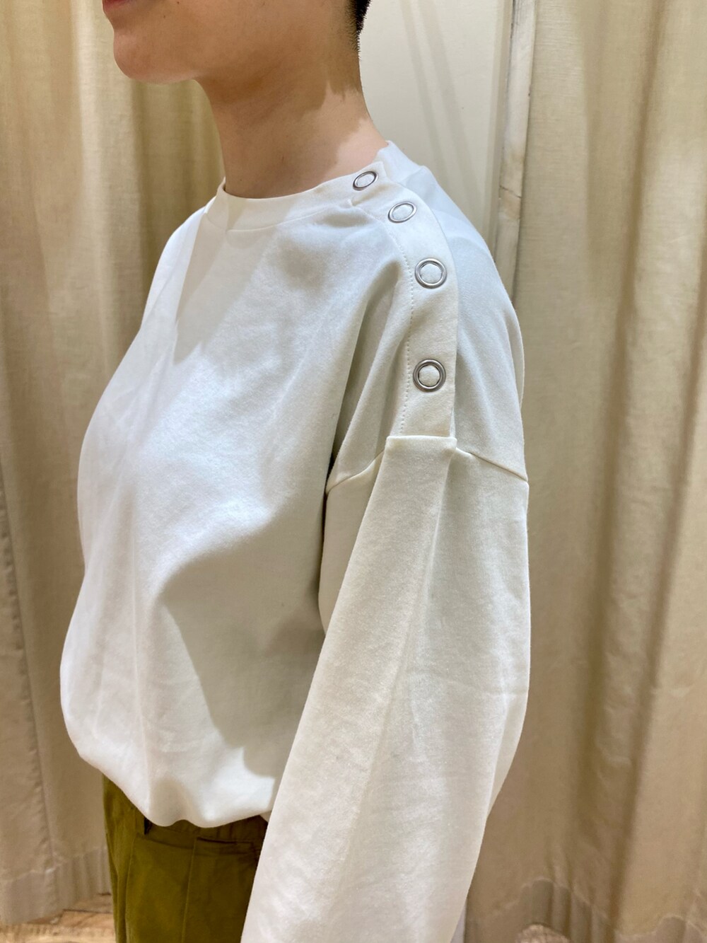 ホワイト系のトップス、イエロー系のパンツを着用したレディースの冬コーディネートの4枚目の写真