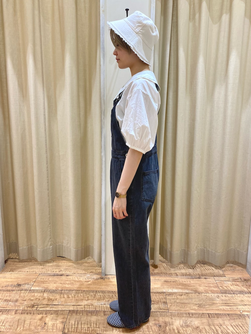 ブラック系のサロペット/オーバーオール、ホワイト系のシャツ/ブラウス、グレー系のその他シューズを着用したレディースの春コーディネートの2枚目の写真