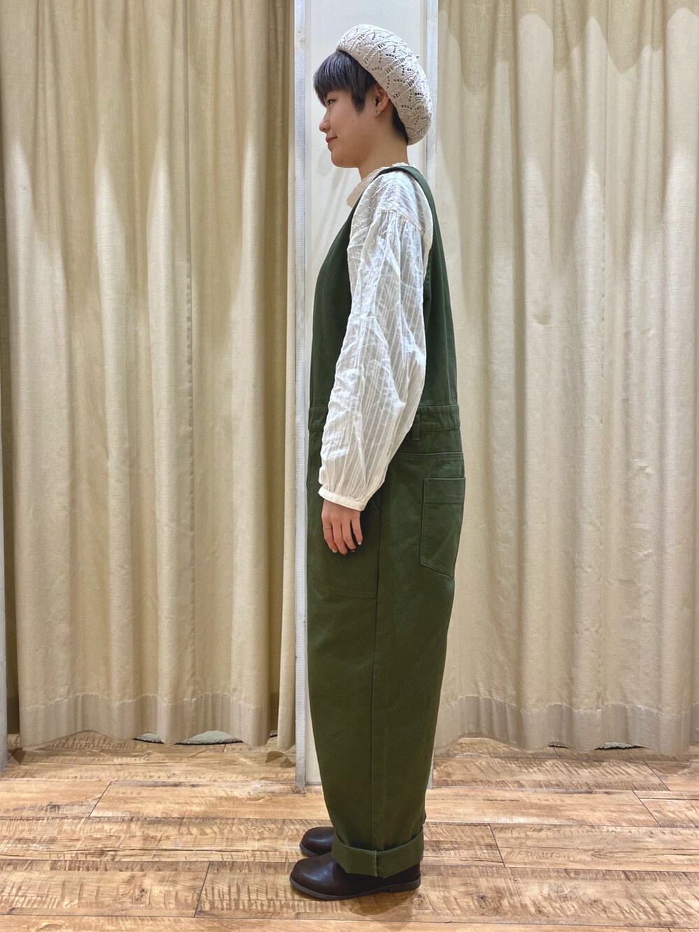 グリーン系のその他パンツ、ホワイト系のハンドバッグ、ブラウン系のドレスシューズを着用したレディースの冬コーディネートの2枚目の写真