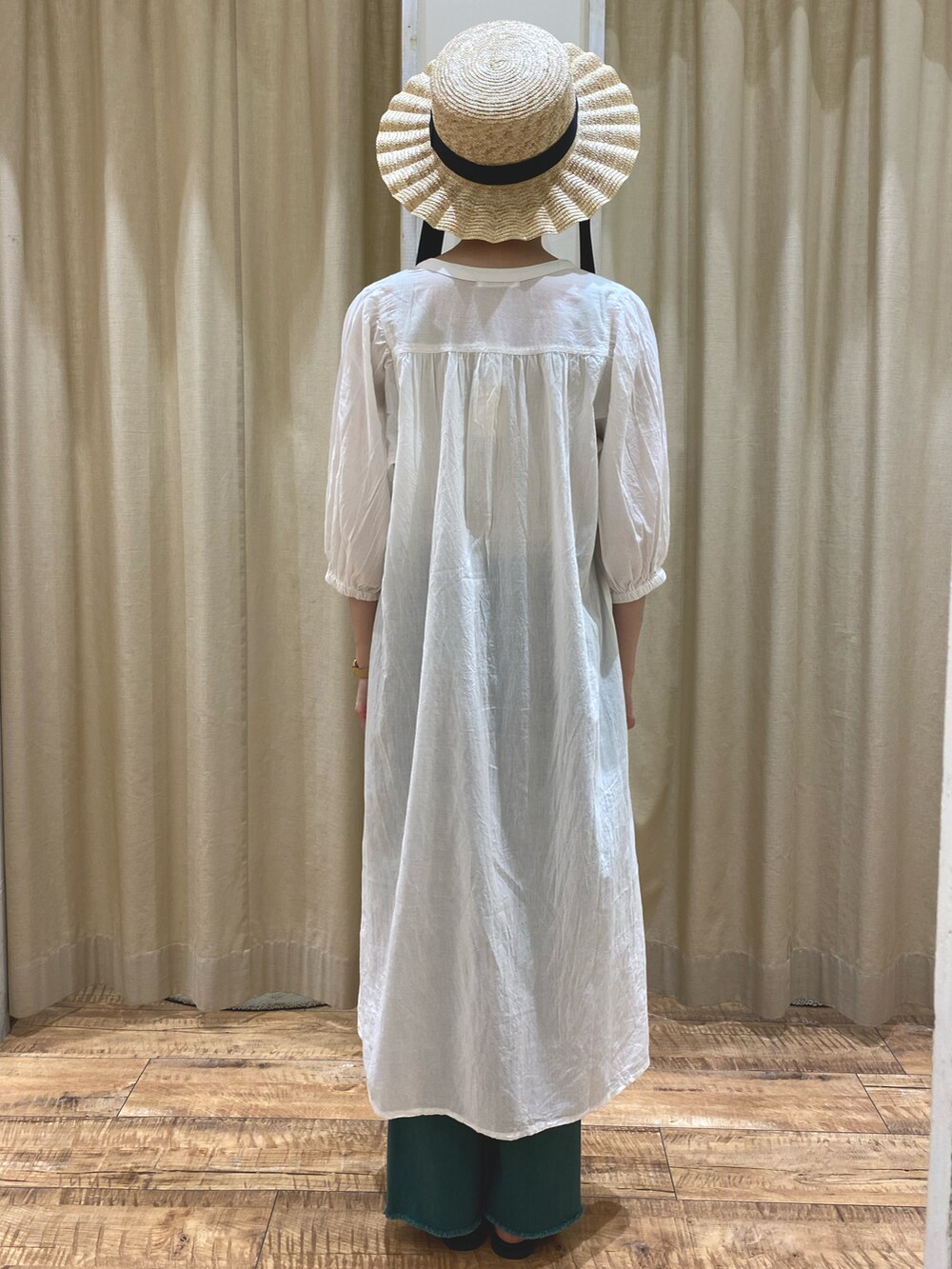 ホワイト系のワンピース、グリーン系のその他パンツ、ブラック系のサンダルを着用したレディースの春コーディネートの3枚目の写真