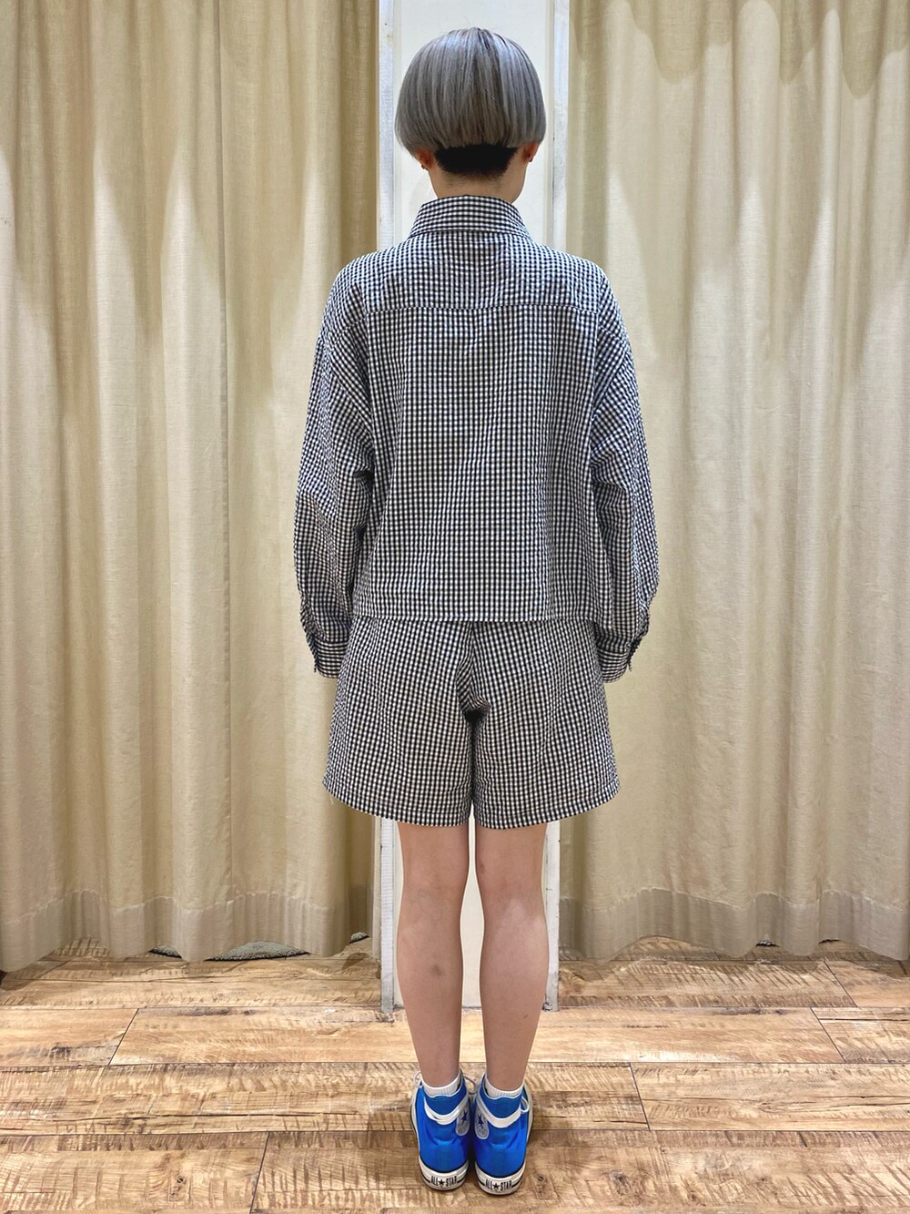 ブラック系のシャツ/ブラウス、ブラック系のその他パンツ、ブルー系のスニーカーを着用したレディースの春コーディネートの3枚目の写真