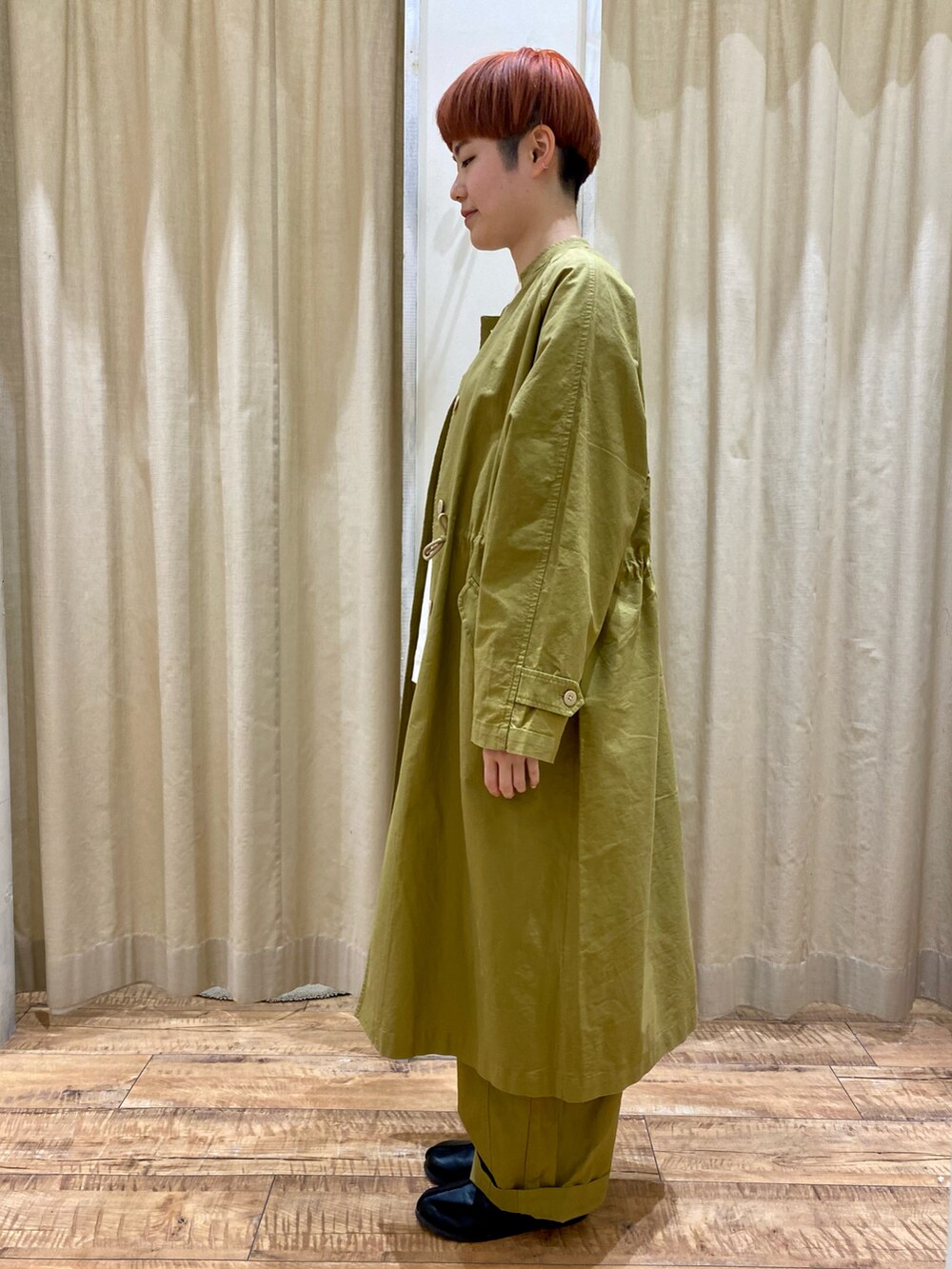 イエロー系のジャケット/アウター、ホワイト系のトップス、イエロー系のパンツを着用したレディースの冬コーディネートの2枚目の写真