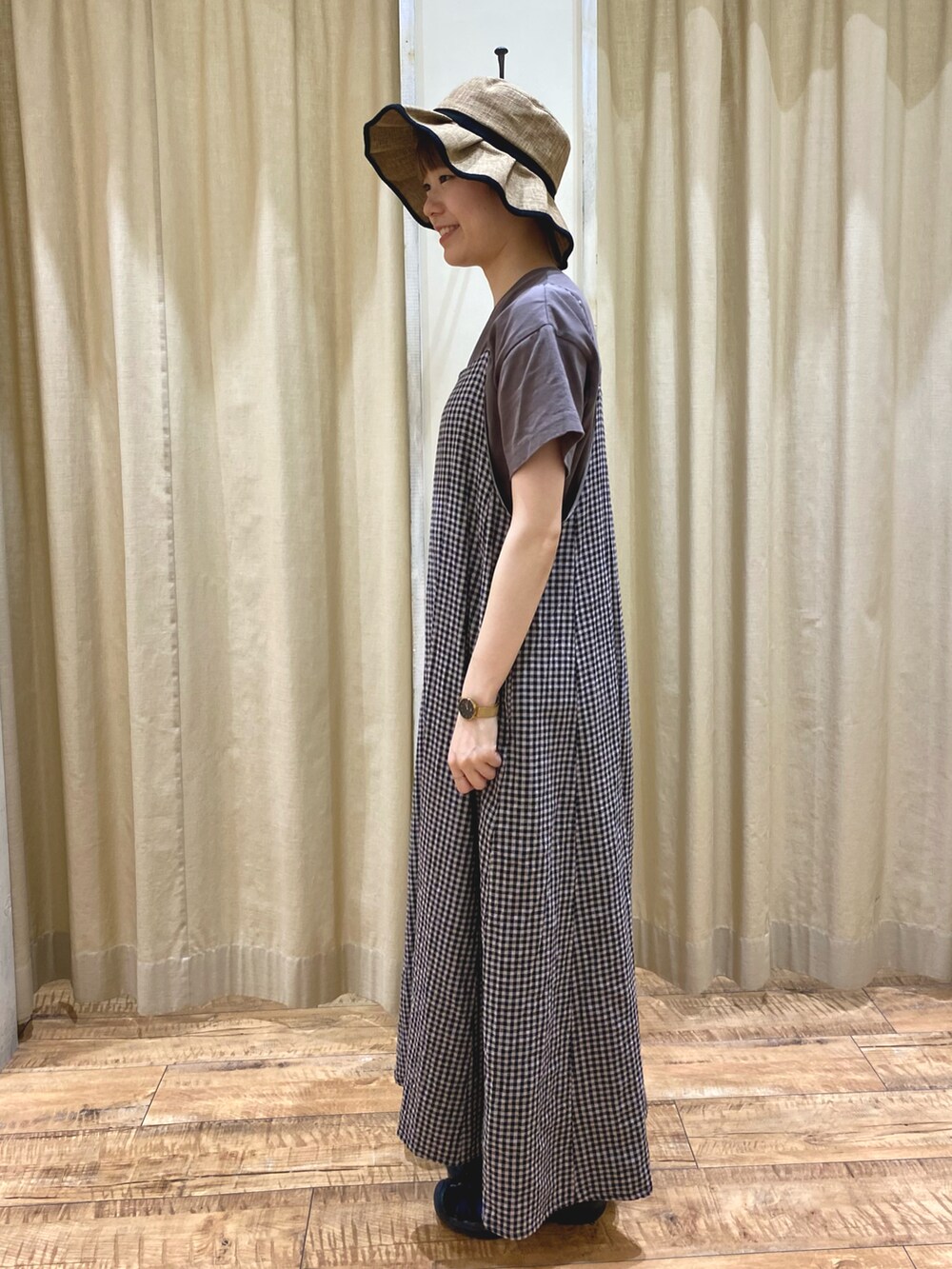 ブラック系のワンピース、ブラウン系のハンドバッグ、ブラウン系のTシャツ/カットソーを着用したレディースの春コーディネートの3枚目の写真