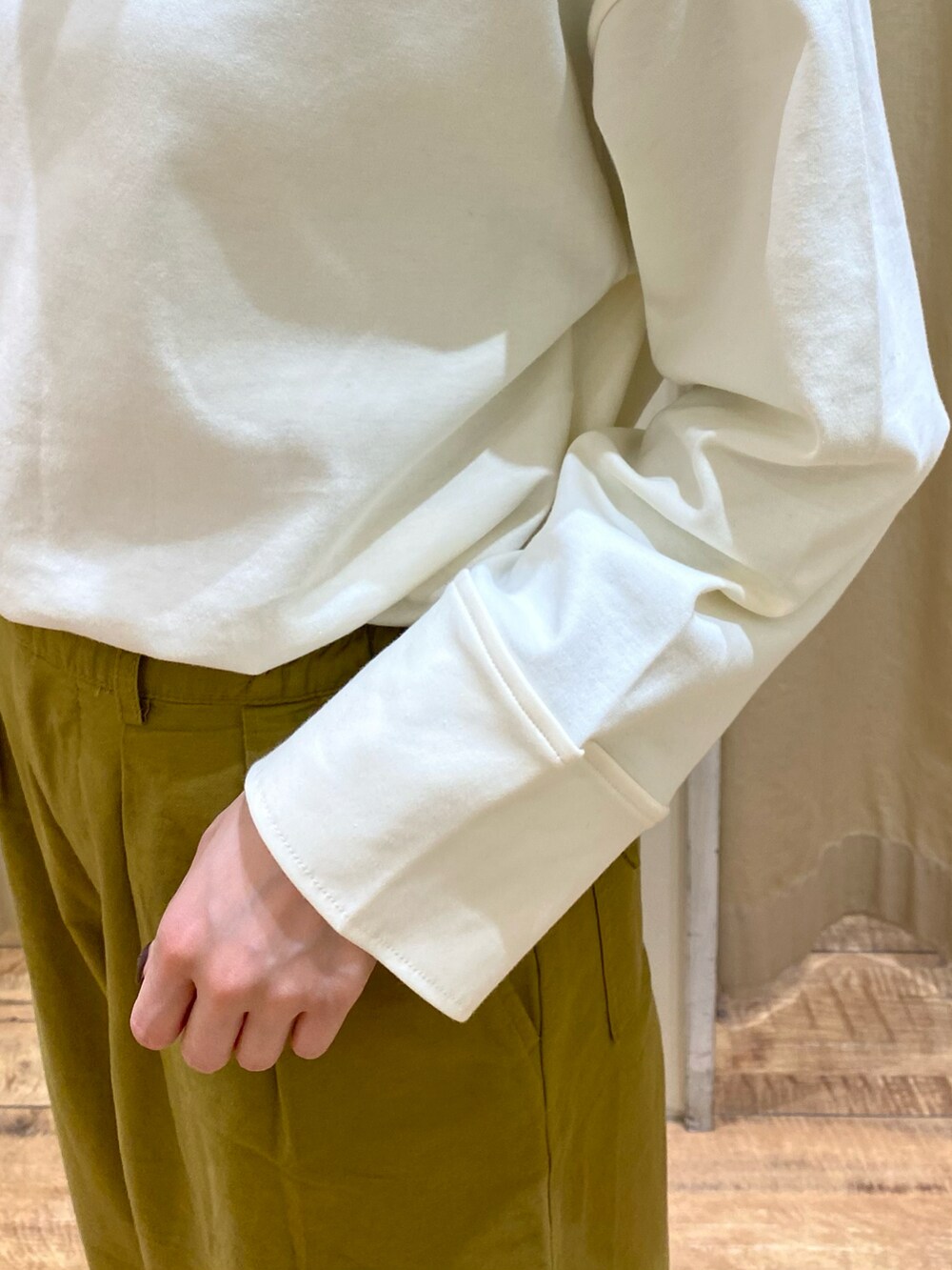 ホワイト系のトップス、イエロー系のパンツを着用したレディースの冬コーディネートの5枚目の写真