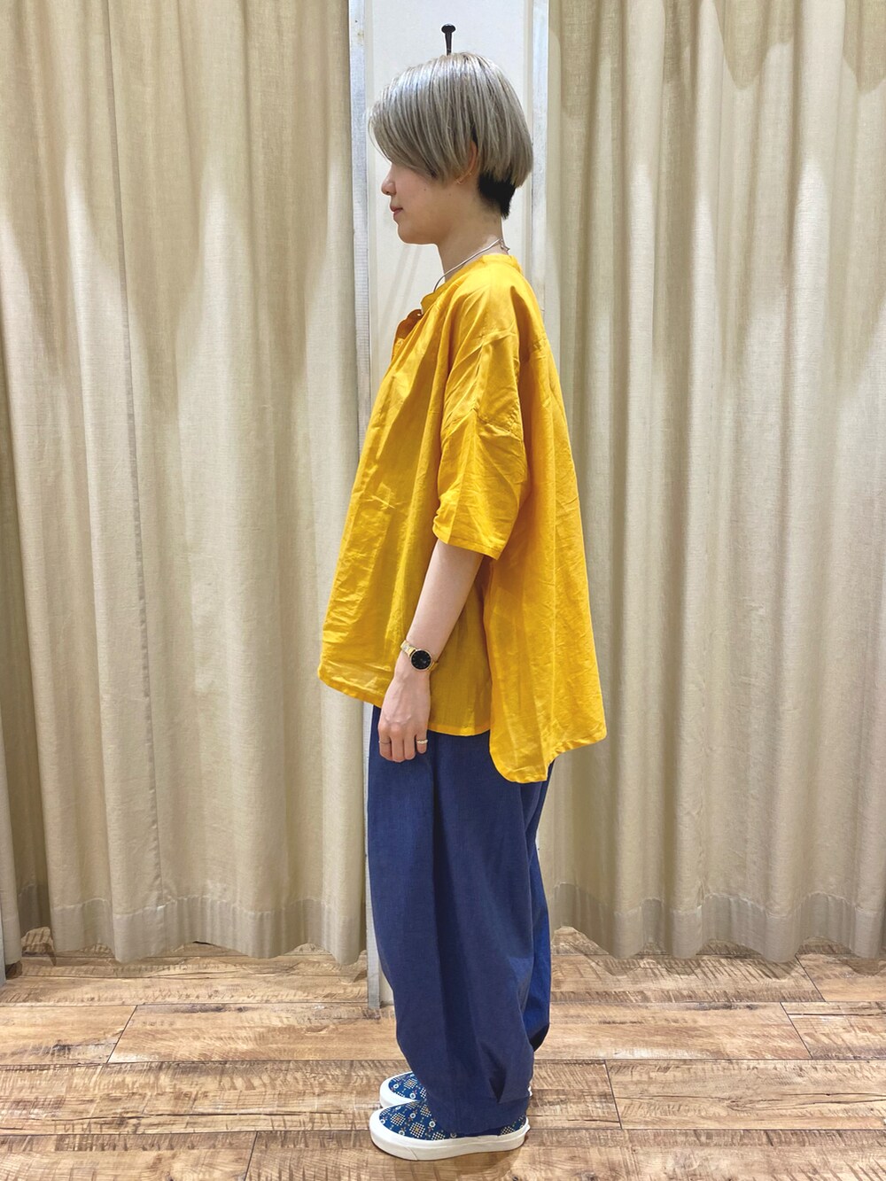 ブルー系のその他パンツ、ブルー系のバッグ、イエロー系のシャツ/ブラウスを着用したレディースの春コーディネートの3枚目の写真