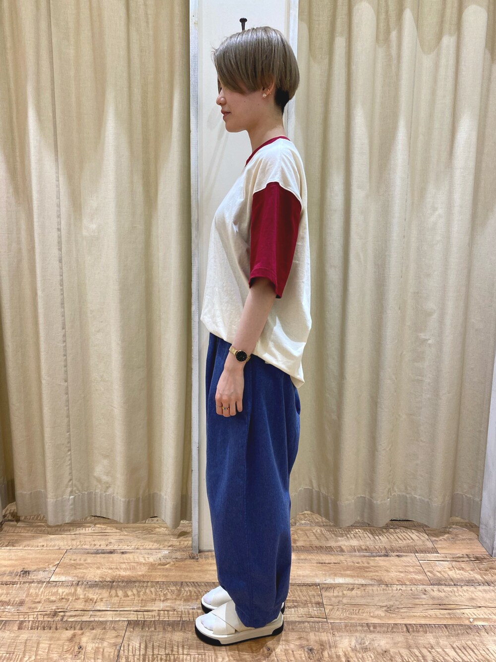 ブルー系のその他パンツ、ピンク系のニット/セーター、ホワイト系のサンダルを着用したレディースの春コーディネートの2枚目の写真