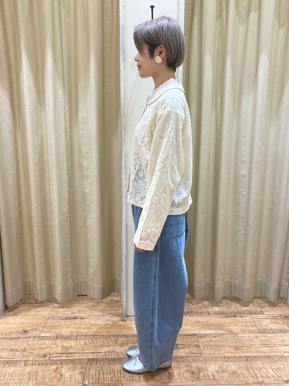 ホワイト系のTシャツ/カットソー、ブルー系のデニムパンツ、ホワイト系のトップスを着用したレディースの春コーディネートの2枚目の写真