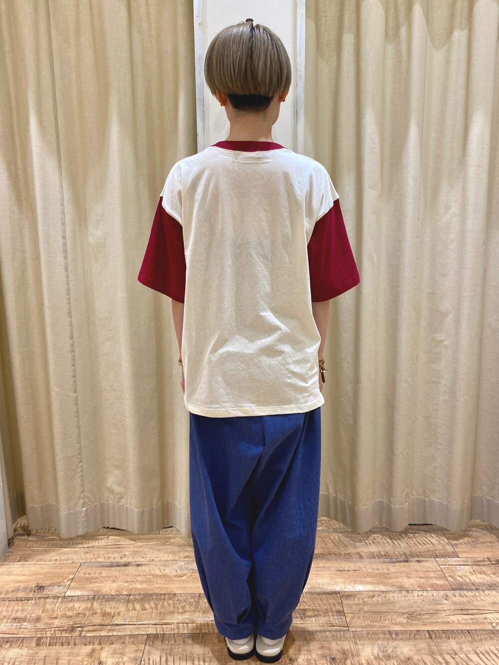 ブルー系のその他パンツ、ピンク系のニット/セーター、ホワイト系のサンダルを着用したレディースの春コーディネートの3枚目の写真