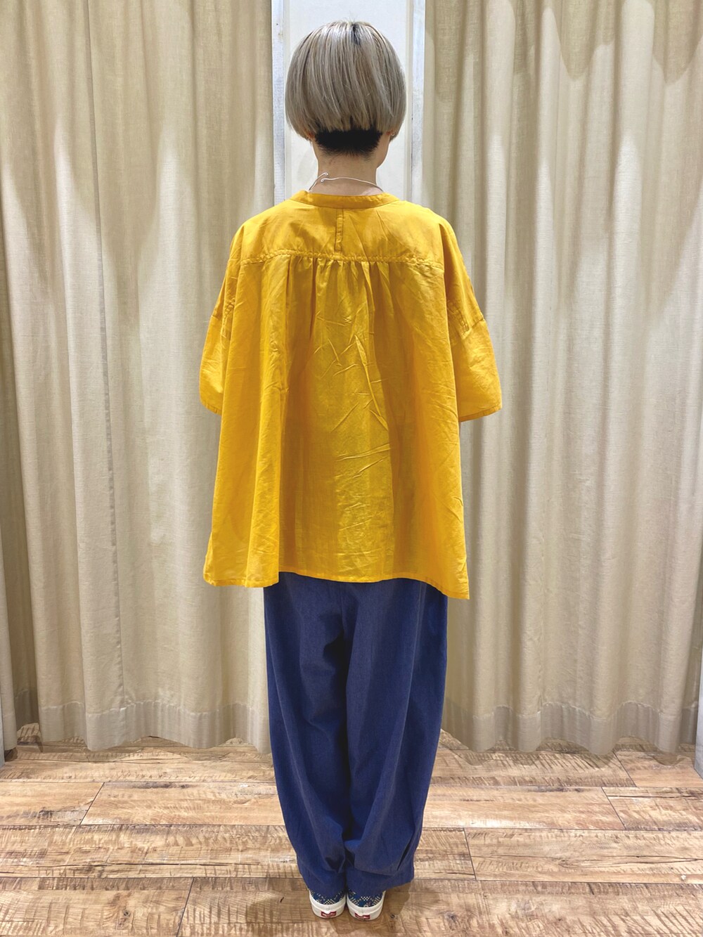 ブルー系のその他パンツ、ブルー系のバッグ、イエロー系のシャツ/ブラウスを着用したレディースの春コーディネートの2枚目の写真